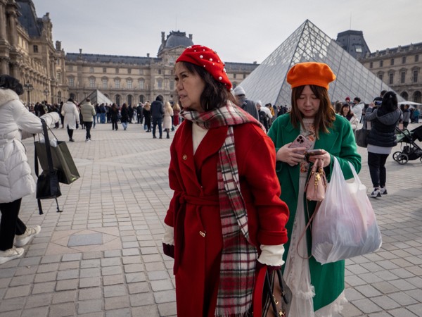 Groupe coloré du côté du Louvre, Paris.